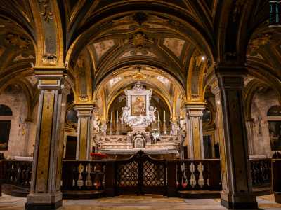 La cattedra, dietro la quale si celano i sacri resti, � delimitata da una balaustra in legno chiusa da un cancelletto che non permette l�accesso al presbiterio